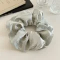 Grote satijnen haarscrunchie met glanzend geplooid ontwerp, elegant effen haaraccessoire voor dames - Groen