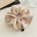 Elegante satijnen scrunchie detail, glanzende geplooide haarband in champagnekleur voor dames. - Abrikoos