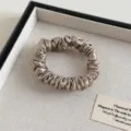 Seidensatin Haargummi Detailansicht, weiches Haarband Accessoire fuer Damen eleganter Alltag. - Khaki