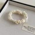 Elegantes weißes Satin Haargummi, weiche seidenähnliche Textur für bequemes tägliches Styling. - Gebrochenes Weiß