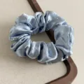 Eisblaues Satin Haargummi mit kleinen Strasssteinen, elegantes Haaraccessoire Detail - Blau