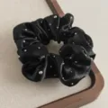 Schwarzer Satin Strass Haargummi Detailansicht, eleganter glitzernder Haarschmuck für Damen. - Schwarz