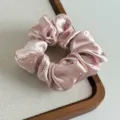 Rosa Satin Strass Haargummi Detailansicht, elegante Haarschleife fuer Zopf und Frisur. - Rosa