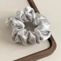 Elegantes Satin-Haargummi mit funkelnden Strasssteinen, ideal für schicke Pferdeschwänze. - Silbergrau
