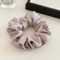 Satijnen scrunchie detail, crème paars haarelastiek, elegant minimalistisch haaraccessoire. - Zoet Roze