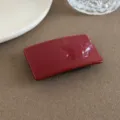 Rote glänzende rechteckige Haarklammer Detailansicht, minimalistisches geometrisches Accessoire. - Quadratische Klammer / Burgunderrot