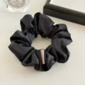 Zwarte satijnen haarelastiek voor dames, elegant effen haaraccessoire met handgemaakt detail. - Zwart