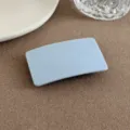 Detailaufnahme einer hellblauen minimalistischen geometrischen Haarklammer für den Alltag. - Quadratische Klammer / Blau