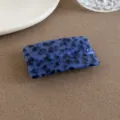 Blaues geometrisches Acetat-Haarspange mit Sternenmuster, Detailansicht für Styling. - Quadratische Klammer / Blau Leopard