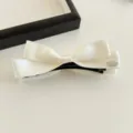 Exquisites Satin Schleife Haarklammer Detailbild, elegante cremeweiße Bananenklammer für Damen. - Reguläre Passform / Creme