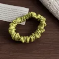 Handgemachte 19mm Maulbeerseide Haargummi, 1,5cm breites elegantes französisches Haarband grün. - S / Senfgrün