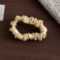 Seide Haargummi Detailansicht, elegantes goldenes Haarband, weiches Maulbeerseide Material. - S / Champagner