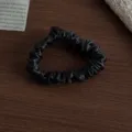 Elegantes schwarzes Seiden-Haargummi für Damen, weiches Haarband für den Alltag und Styling. - S / Schwarz