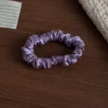 Lila Seiden Haargummi 19 Momme Maulbeerseide Haarband Detailansicht elegantes Design. - S / Lila