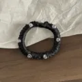 Schwarzer Satin Haargummi mit glitzernden Kristallperlen für elegante Pferdeschwänze. - Schwarz