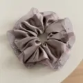 Primer plano detallado de un coletero de satén y malla de estilo coreano con brillos. - Gris Púrpura