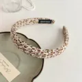 Retro Blumen Stoff Haarreif Detailansicht, elegantes Haaraccessoire für den Alltag. - Beige Kaffee