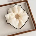 Weißer Organza Haargummi Detail, elegante schwarze Kante Netz Haarschmuck für Frauen. - Gebrochenes Weiß