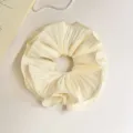 Elegante geplooide haarscrunchie in beige, grote haaraccessoire voor dagelijks gebruik. - Melkachtig Geel