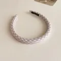 Vue détaillée d'un serre-tête fin pied-de-poule style coréen, accessoire élégant et simple. - Carreaux Roses