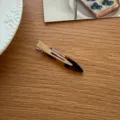 Koreanische Schildpatt Haarklammer Detailansicht, stilvoller Entenschnabelclip für Frauen. - Dunkel Schildpatt