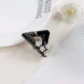 Pince à cheveux triangulaire noire avec détails de fleurs et strass délicats pour un coiffage chic. - Pince à cheveux crabe fleur de bougainvillier noire