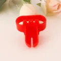 Roter Kunststoff Ballonknotenierer für Hochzeiten und Partydekoration, tragbares Tool. - 1 Stück / Rot