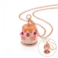 Vue détaillée du collier pendentif gâteau avec charmantes baies et nœuds délicats. - Collier médaillon gâteau nœud baies