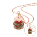 Superbe collier pendentif gateau de Noel ouvrable avec chaine rose et details email. - Collier médaillon gâteau houx de Noël rouge et vert