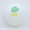 Palloncino in lattice bianco con stampa di foglia di monstera tropicale e testo aloha festa. - Stile Foglia di Monstera Bianca / 12 pollici