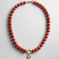 Handgemaakte rode kralenketting met gouden accenten en een sprankelende ronde kristallen hanger. - Halskettingen met rode agaat en ronde strass-steentjes