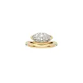 Gedetailleerde close-up van de geometrische markies diamanten ring met gebogen gouden band. - Gegolfde ring met een enkele marquise strass-steen