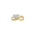 Prachtige close-up van een peervormige diamantring met geometrische gouden golf pavé. - Gedraaide druppelring