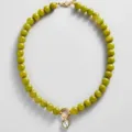Gedetailleerd overzicht van de elegante groen kraal sleutelbeenketting met sprankelende hanger. - Halskettingen met olijfgroene ronde strass-steentjes