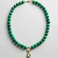 Groene kralen ketting met gouden sluiting en druppel kristal hanger voor dames. - Kettingen met donkergroene druppelstrass