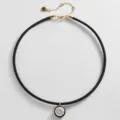 Elegante zwarte koord choker halsketting met vergulde details en sprankelende zirkonia hanger. - Zwart Rond