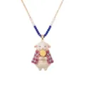Schattige cartoon schaap hanger ketting met parels en blauwe kraaltjes voor dagelijkse retro stijl. - Lam met Mantel