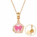 Detailansicht der goldenen fünfeckigen Medaillon-Halskette mit rosa Schleife, öffnbar. - Medaillon-Halskette mit Schleife, Perle und Fünfeck