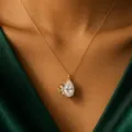 Close-up van de prachtige kattenketting met peervormige zirkoon hanger, elegant sieradendetail. - Kettingen met glurende lachende kat en waterdruppel