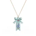 Vue détaillée du collier nœud fleur de naissance de juillet avec pendentif ruban et chaîne. - Colliers carte fleur de naissance de juillet