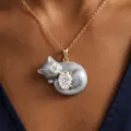 Elegante slapende kat halsketting met ovaal zirkonium en roestvrij staal goud ketting - Dikke kat kettingen met ovale omhelzing