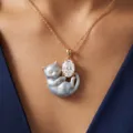 Gros plan sur le collier pendentif chat endormi argenté avec pierre zircon ovale brillante. - Colliers chat qui dort tenant un ovale