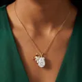 Gros plan détaillé du collier pendentif chat luxueux avec une pierre zircone étincelante. - Colliers goutte d'eau chat curieux