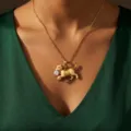 Collier pendentif chien en acier inoxydable plaqué or avec zirconium scintillant pour femmes. - Collier chien à queue marron avec strass rond