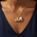 Gros plan détaillé d'un collier pendentif chiot en émail mignon avec pierre de zircon étincelante. - Collier chien couché tirant la langue avec strass rond