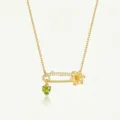 Vue détaillée du collier épingle à nourrice doré avec pierre de naissance cœur vert. - Collier fleur épingle d'août