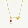 Vue détaillée du collier épingle de sûreté doré avec fleur et pendentif en cristal cœur rouge. - Collier fleur épingle de juillet