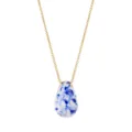 Primer plano del collar con colgante en forma de lágrima azul y blanca con cadena dorada. - Estilo Colgante Gota de Agua Cadena Fina / Dorado