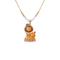 Primer plano del lindo colgante de león de esmalte con zócalo de circo en delicada cadena. - Collares de león de escenario