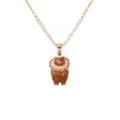 Gros plan détaillé d'un collier pendentif ours brun mignon avec perles et chaîne dorée. - Colliers ours en dentelle
